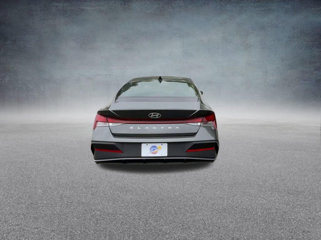 Used 2025 Hyundai Elantra SE image 20