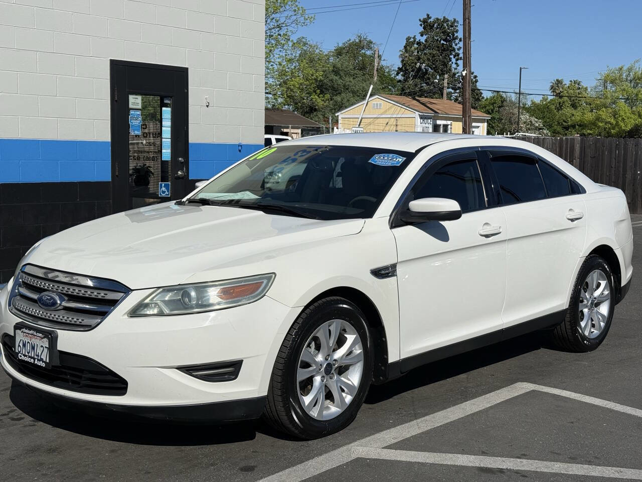 Used 2010 Ford Taurus SEL image 2