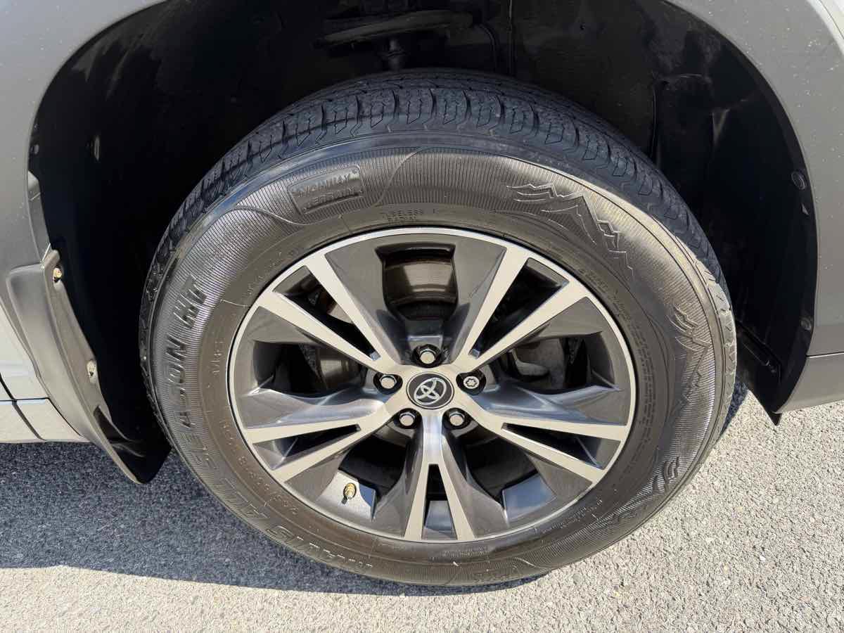 Used 2017 Toyota Highlander LE AWD/4WD image 25