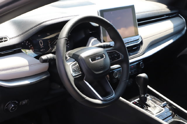 Used 2025 Jeep Compass Limited AWD/4WD image 12