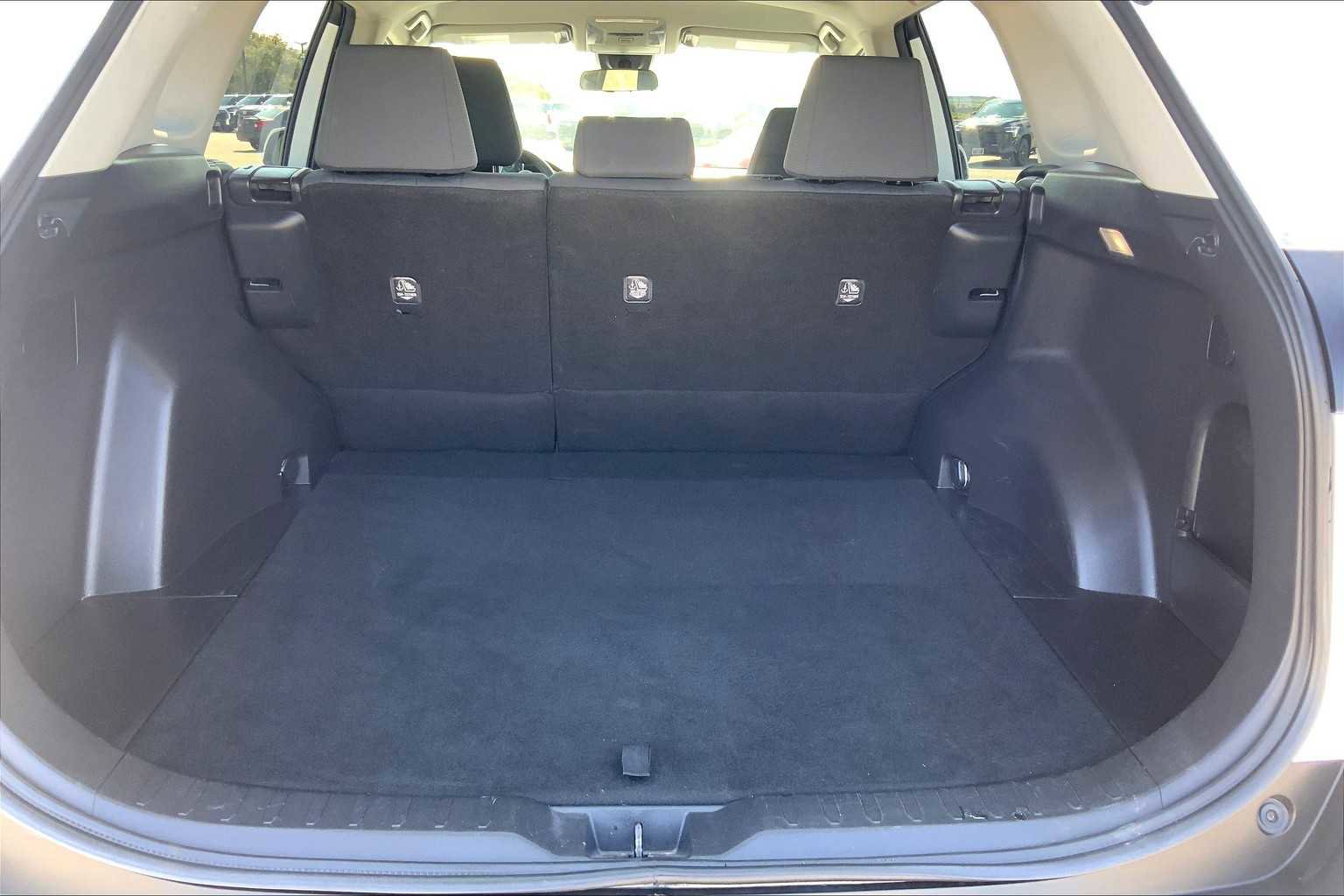 Used 2022 Toyota RAV4 XLE FWD image 33