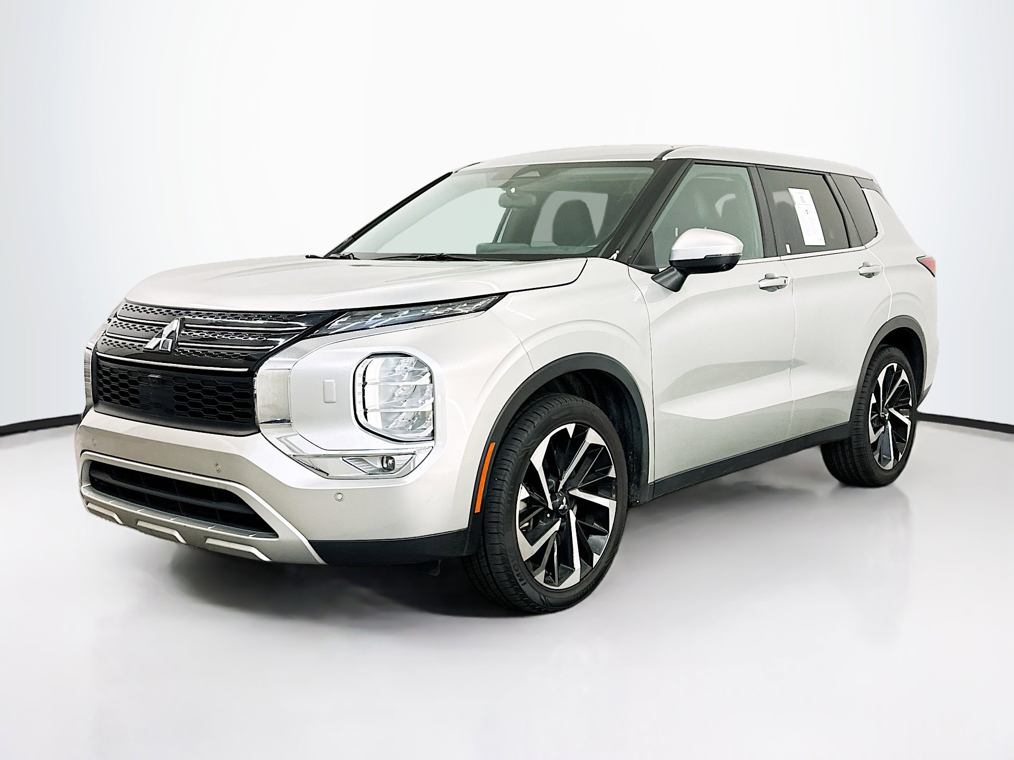 Used 2024 Mitsubishi Outlander SE image 3