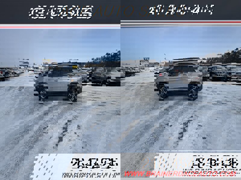 Used 2019 Jeep Cherokee Trailhawk w/ Cold Weather Group image 5