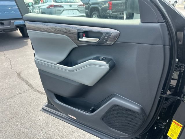 Used 2025 Toyota Highlander Platinum AWD/4WD image 28