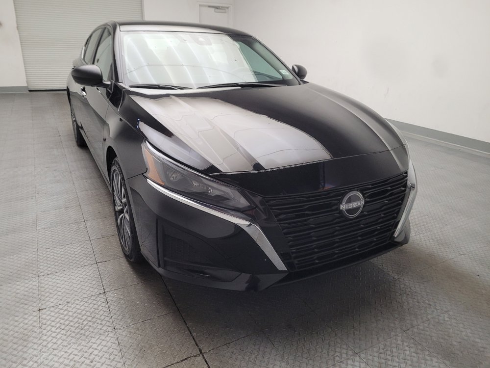 Used 2025 Nissan Altima 2.5 SV FWD image 14