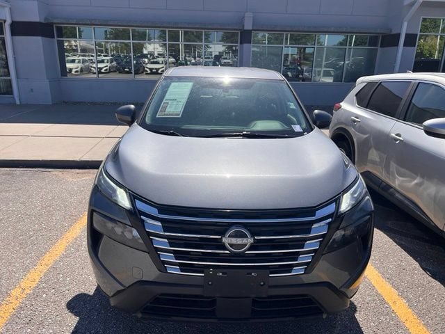 Used 2025 Nissan Rogue SV AWD/4WD image 2