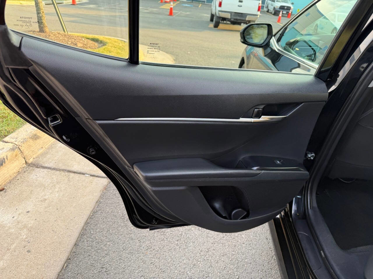 Used 2020 Toyota Camry LE image 19