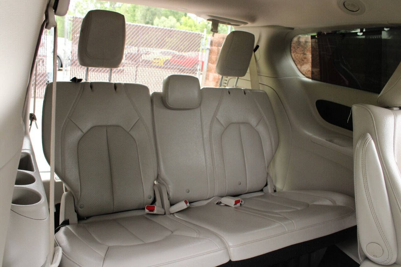 Used 2021 Chrysler Pacifica Touring-L FWD image 19