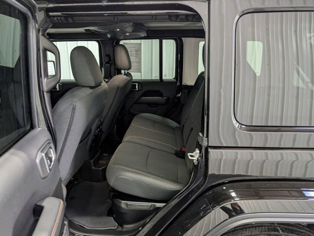 Used 2025 Jeep Wrangler Unlimited Sahara AWD/4WD image 9