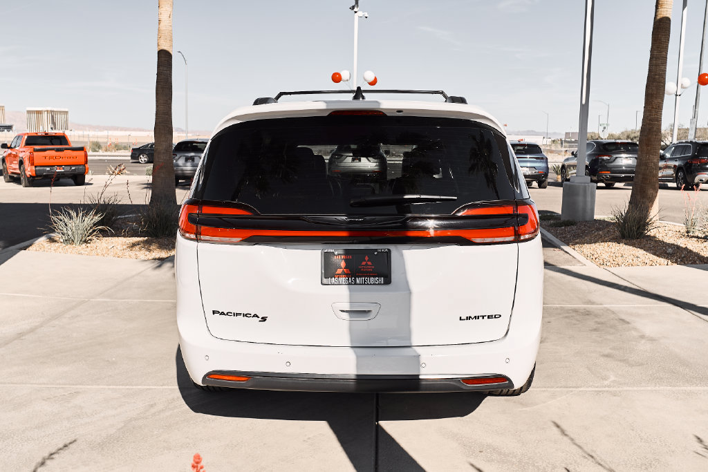 Used 2025 Chrysler Pacifica Limited FWD image 7