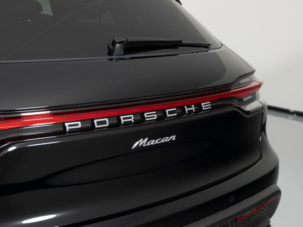 Certified 2025 Porsche Macan AWD/4WD image 39
