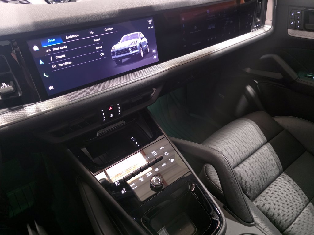 Certified 2026 Porsche Cayenne AWD/4WD image 31