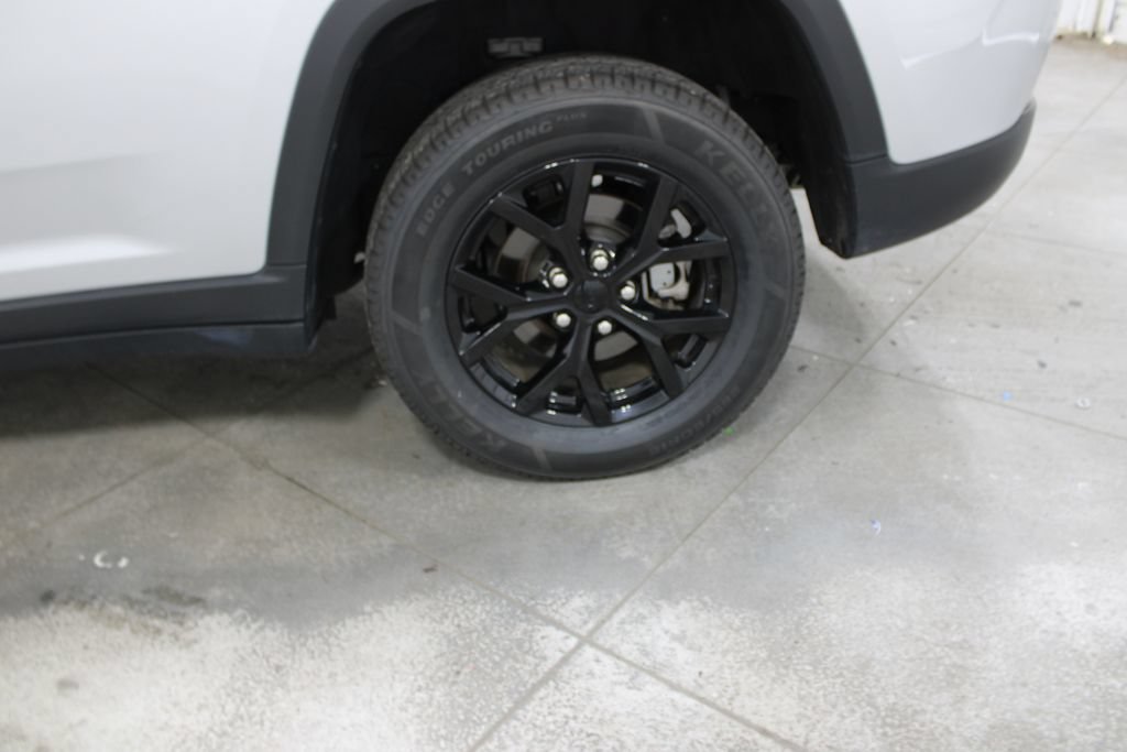 Used 2024 Jeep Grand Cherokee Altitude AWD/4WD image 37
