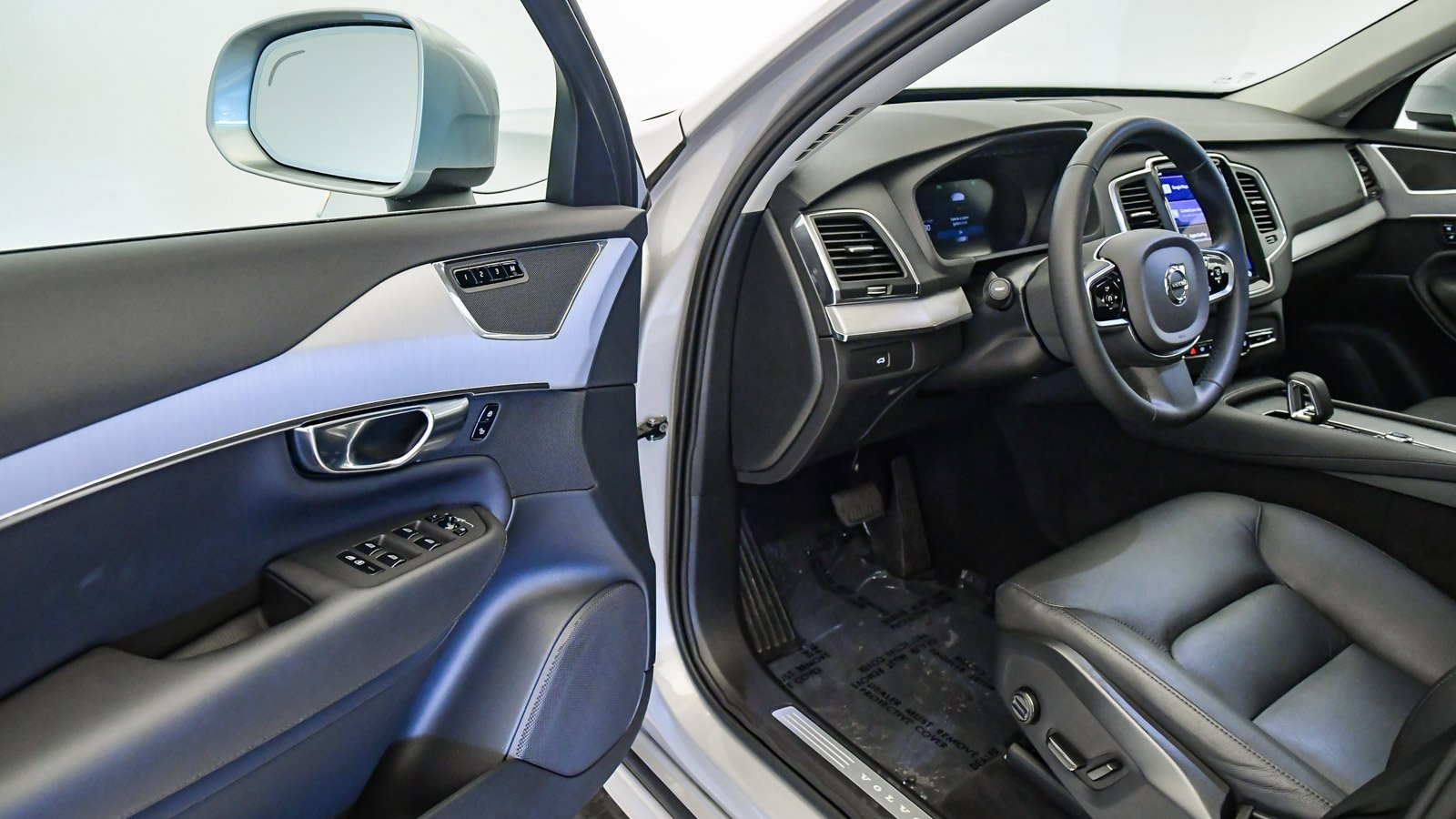 Certified 2025 Volvo XC90 B5 Core image 23