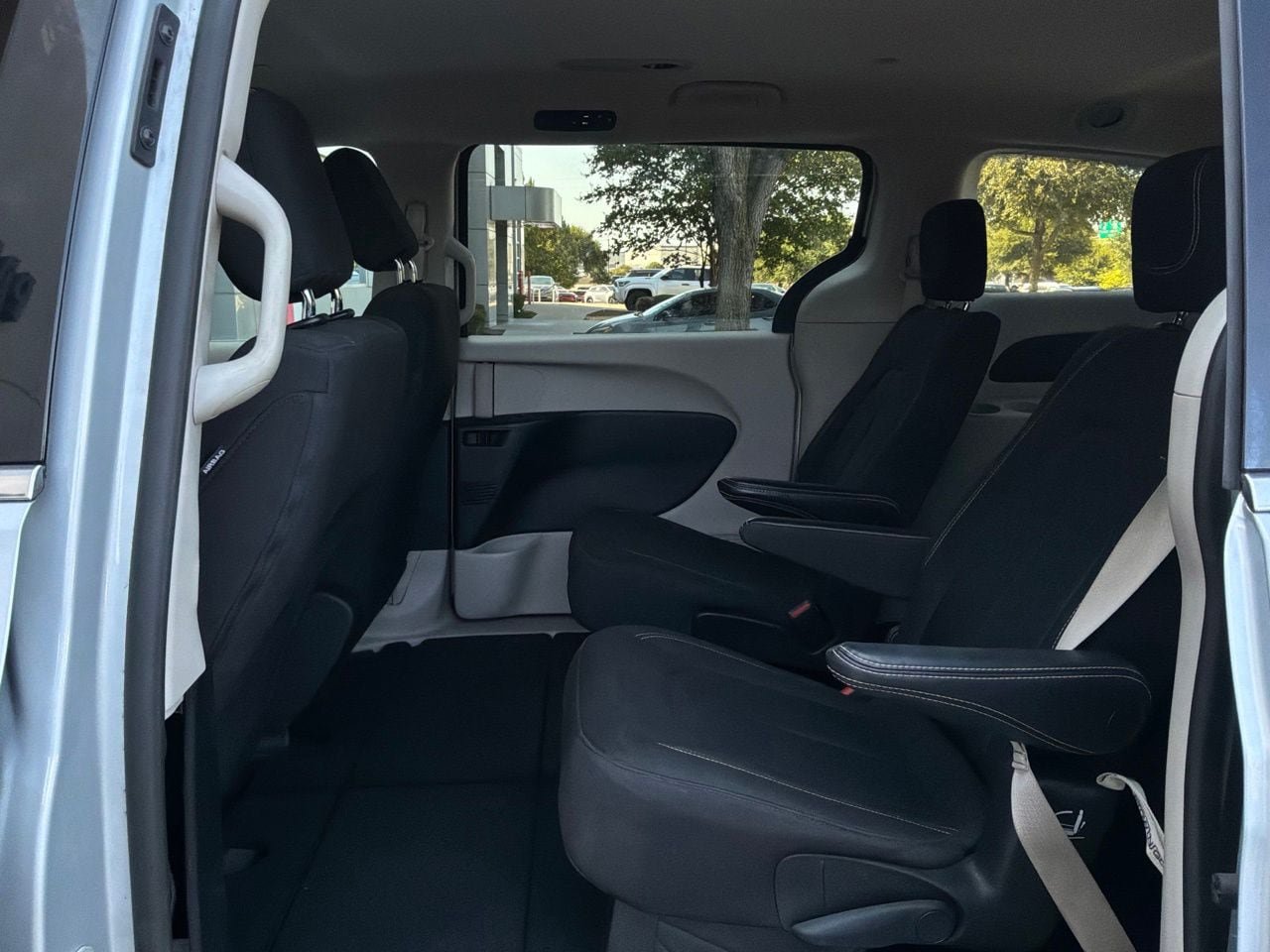 Used 2023 Chrysler Voyager LX FWD image 12