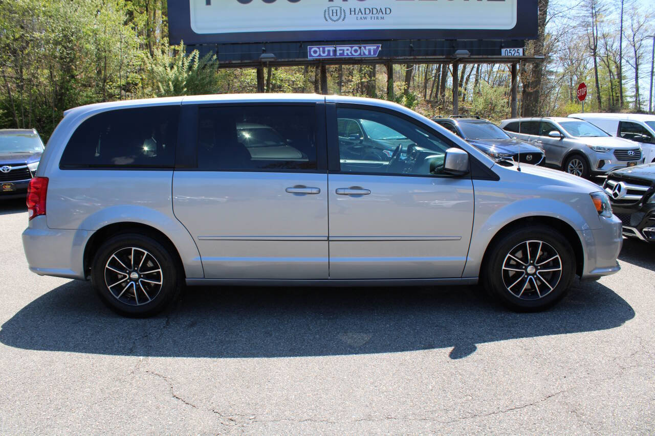 Used 2017 Dodge Grand Caravan SXT w/ Blacktop Package FWD image 6