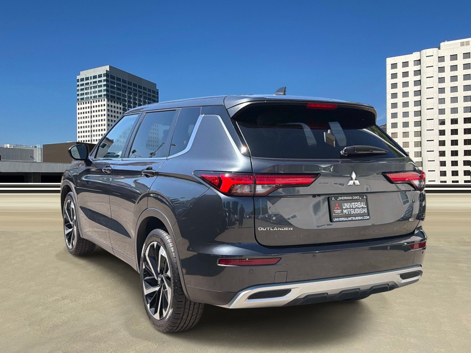 Used 2024 Mitsubishi Outlander FWD image 3