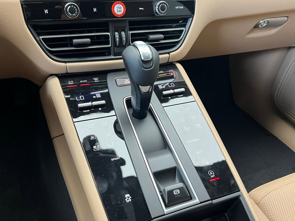Used 2025 Porsche Macan image 11