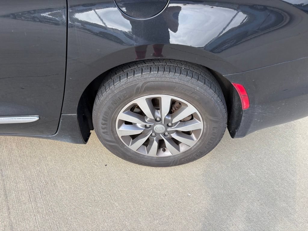 Used 2020 Chrysler Pacifica Touring-L Plus FWD image 25