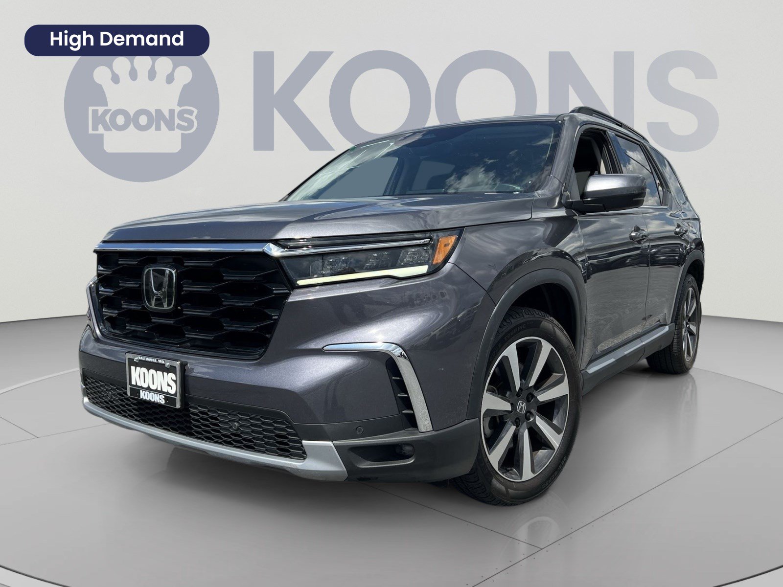 Used 2025 Honda Pilot Touring image 1