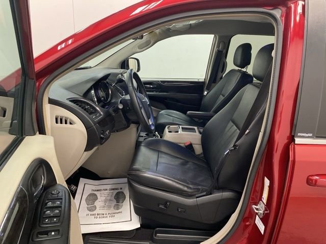 Used 2013 Chrysler Town & Country Touring image 9