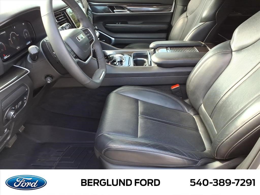 Used 2023 Jeep Wagoneer 4WD w/ Premium Group I image 12