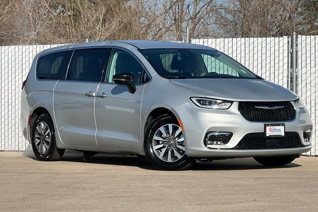 Used 2024 Chrysler Pacifica Select image 2