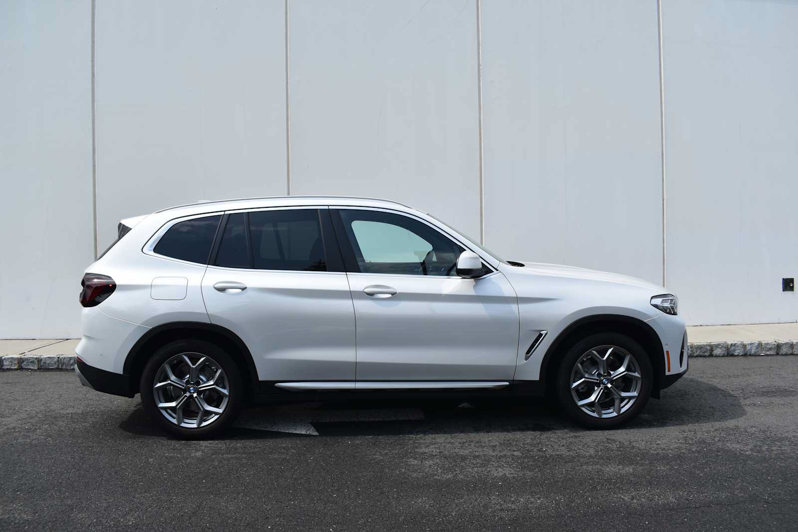 Used 2023 BMW X3 xDrive30i w/ Premium Package AWD/4WD image 4