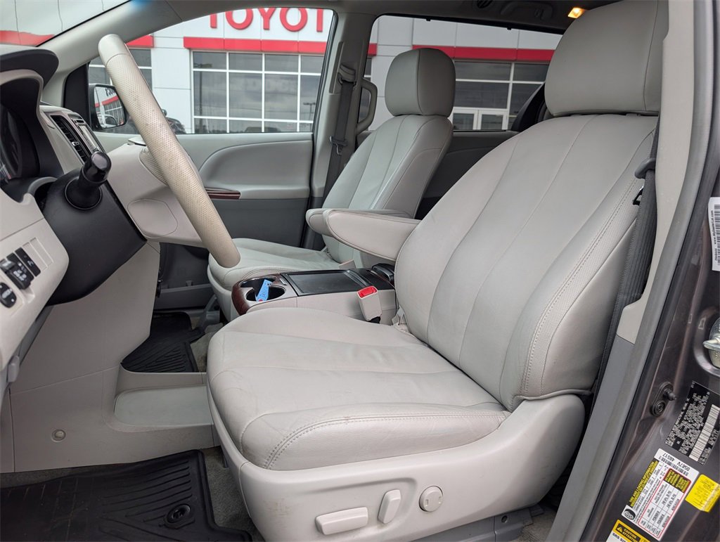 Used 2013 Toyota Sienna XLE image 10