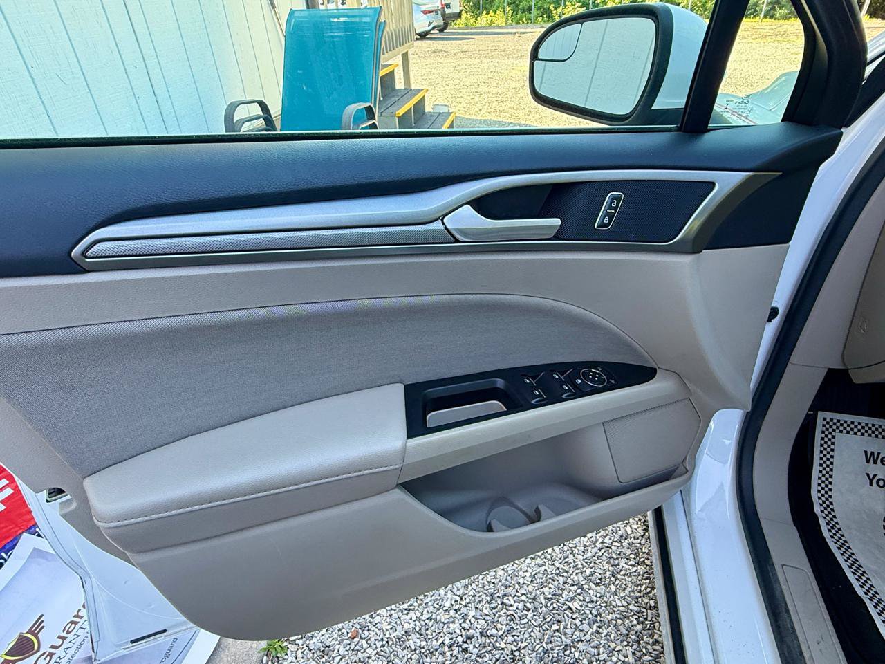 Used 2017 Ford Fusion SE w/ Fusion SE Technology Package FWD image 24