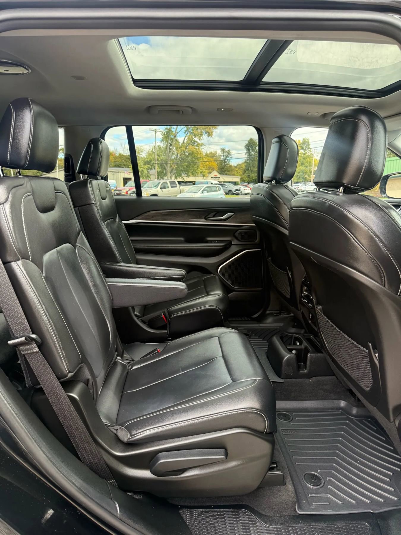 Used 2022 Jeep Grand Cherokee L Limited w/ Black Appearance Package image 13