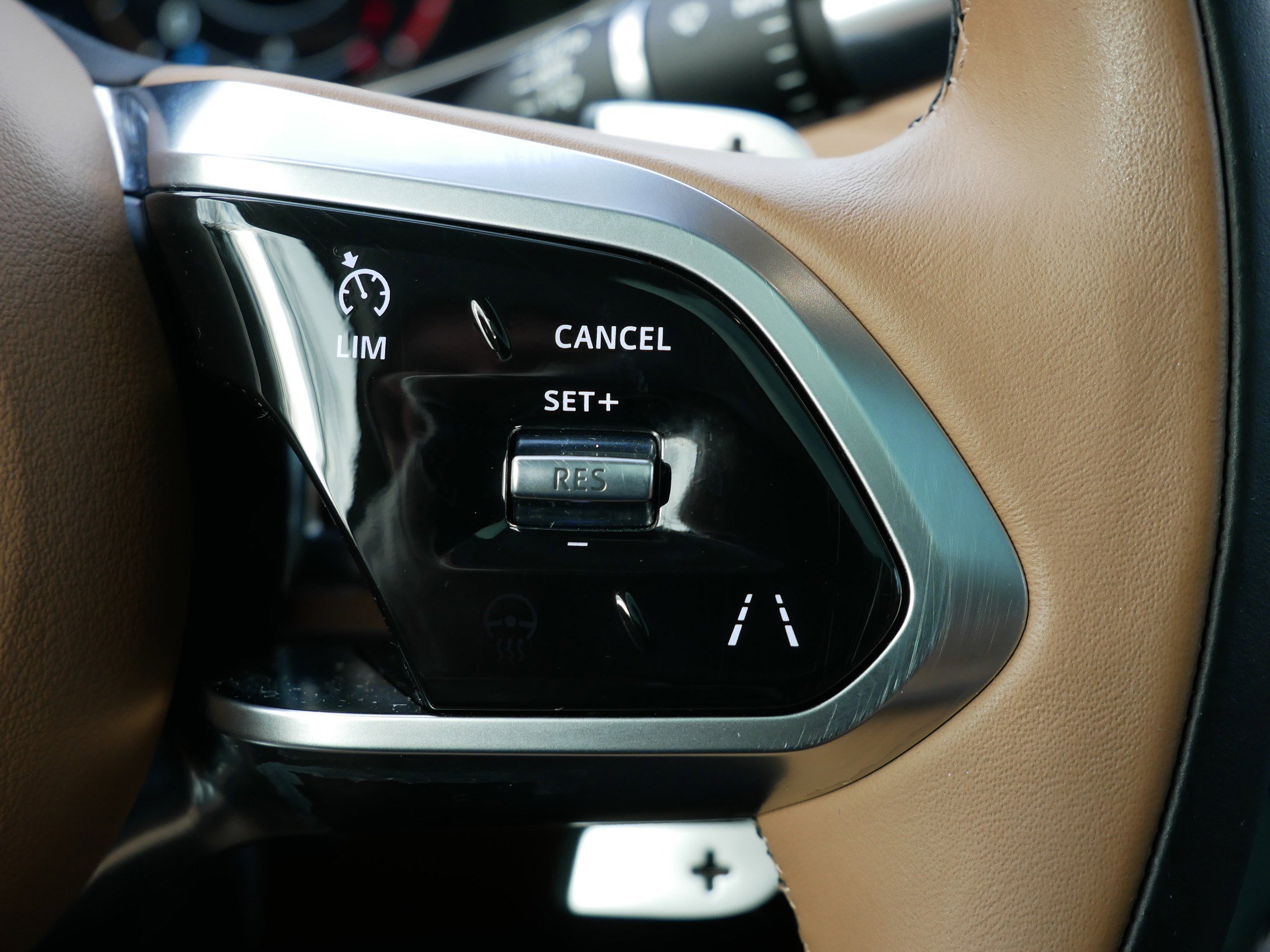 Used 2021 Jaguar XF SE image 22