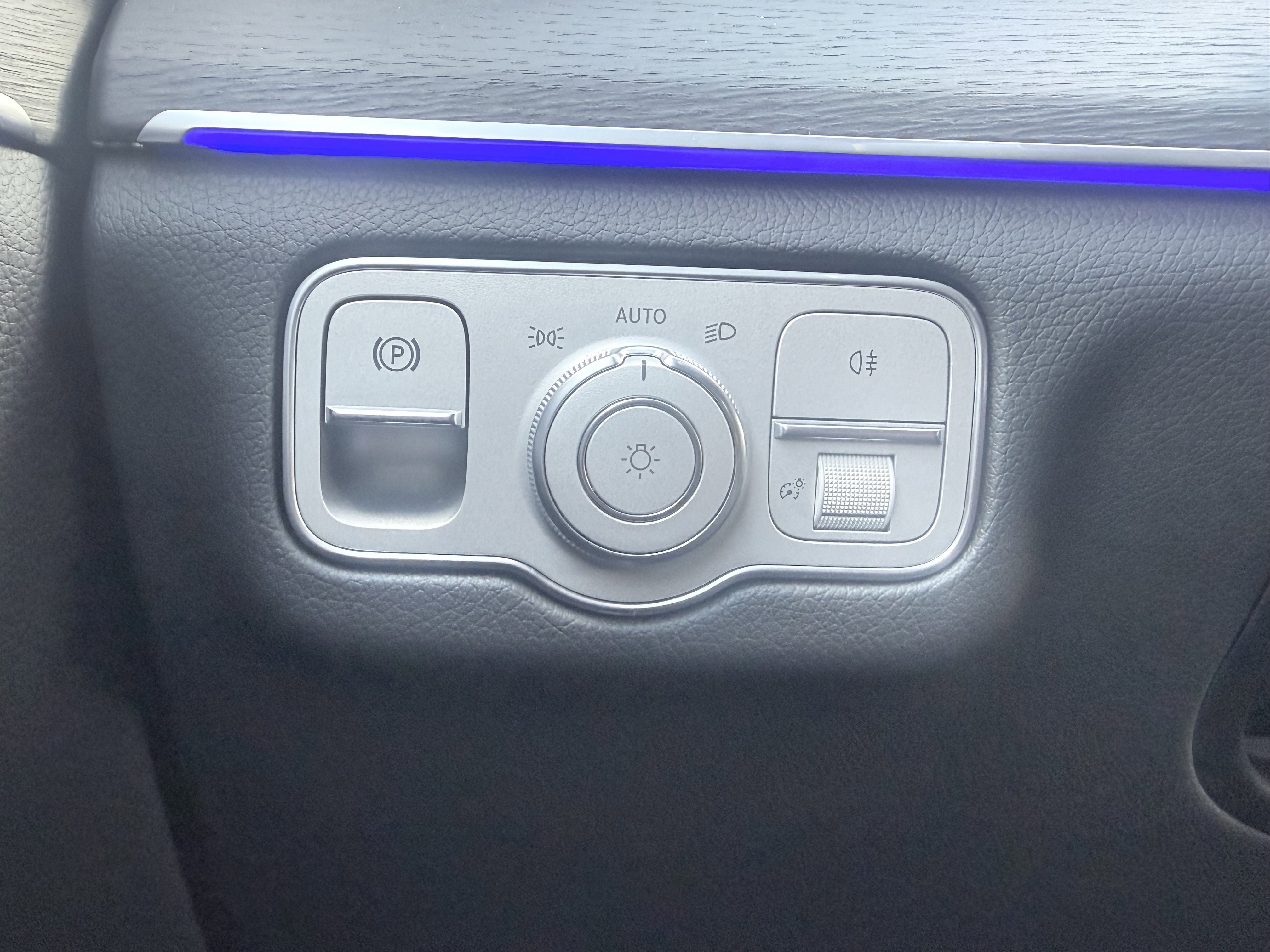 Used 2025 Mercedes-Benz GLE 450e 4MATIC w/ AMG Line Exterior image 46