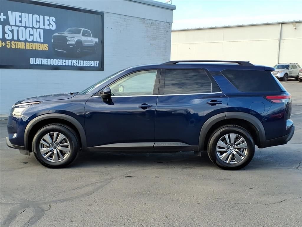 Used 2025 Nissan Pathfinder SV image 2