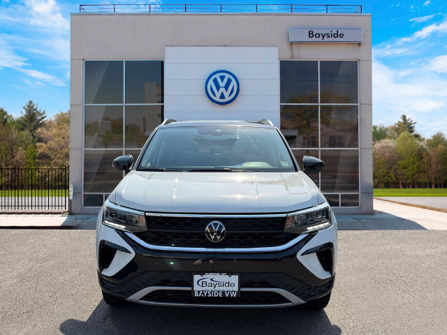Used 2023 Volkswagen Taos SE w/ Panoramic Sunroof Package AWD/4WD image 2