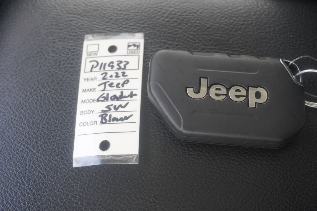 Used 2022 Jeep Gladiator Willys AWD/4WD image 34