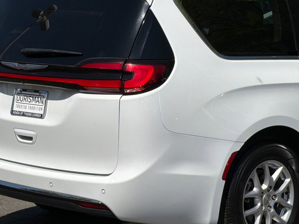 Used 2023 Chrysler Pacifica Touring-L FWD image 7