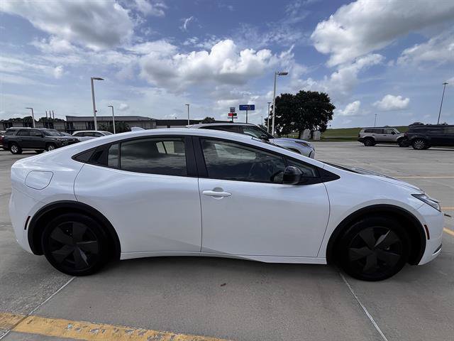 Used 2025 Toyota Prius Plug-In Hybrid FWD image 2