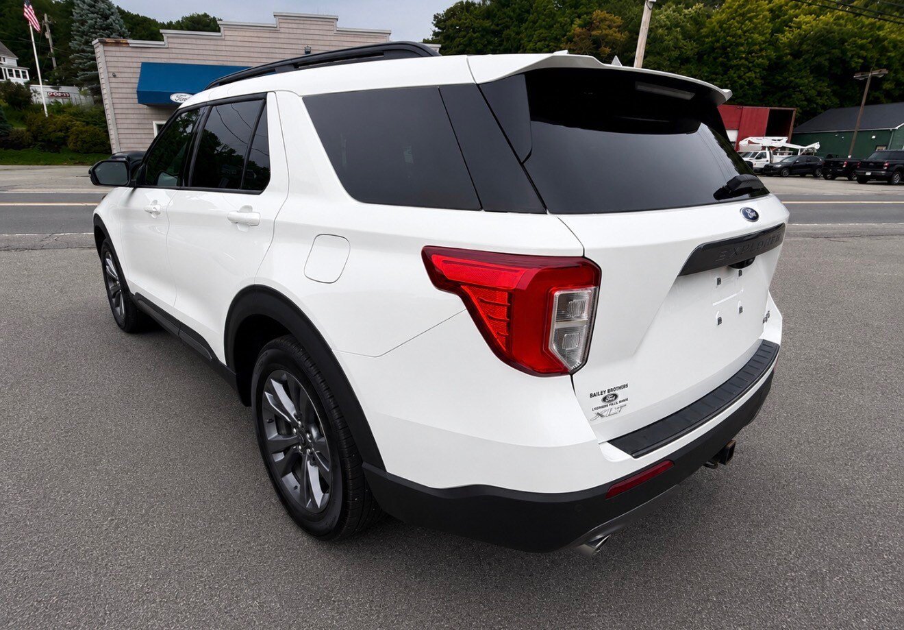 Used 2023 Ford Explorer XLT w/ Equipment Group 202A AWD/4WD image 4