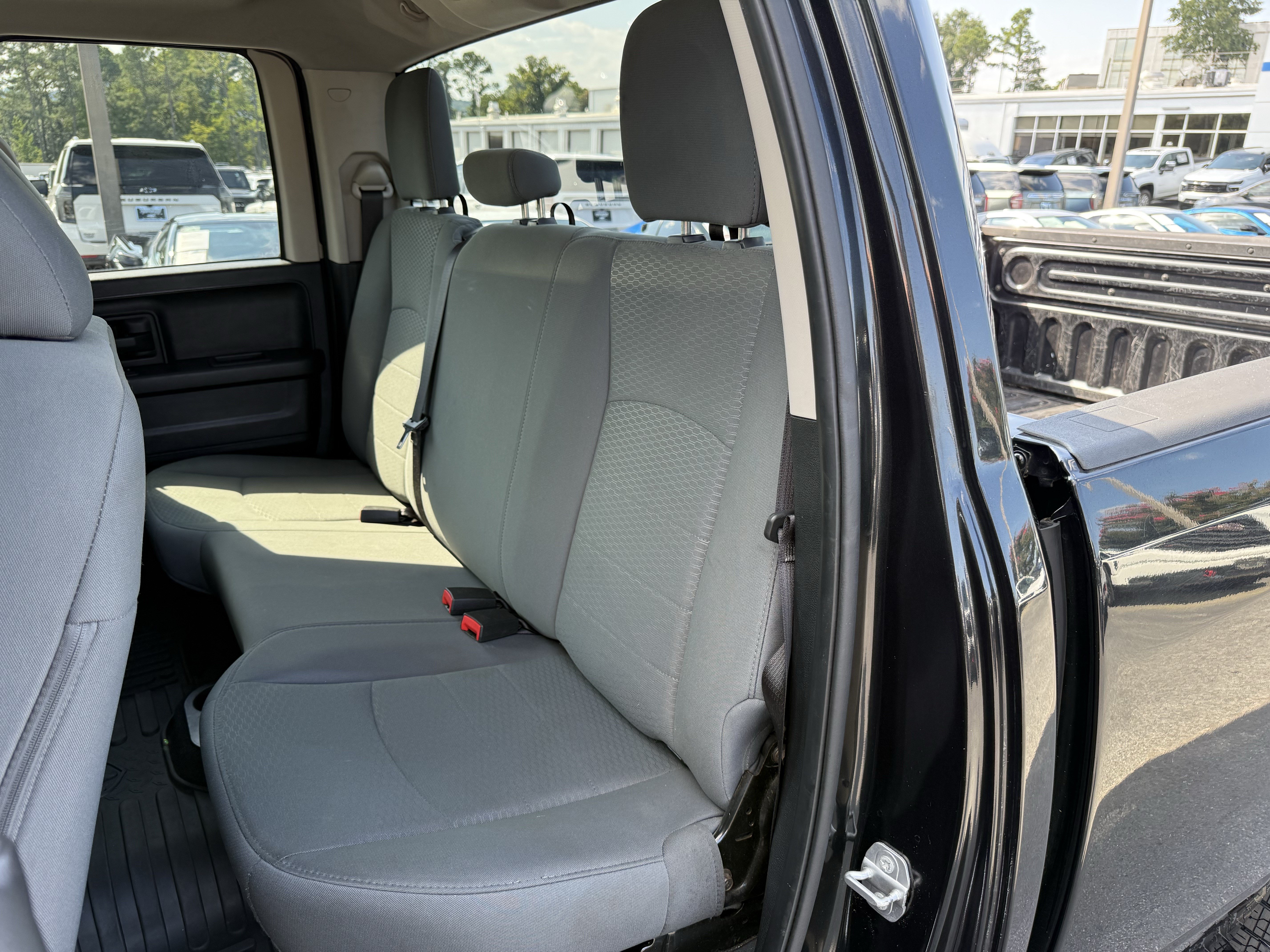 Used 2015 RAM 1500 Express RWD image 32