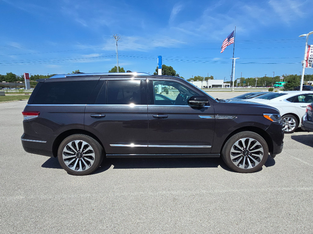 Used 2024 Lincoln Navigator Reserve AWD/4WD image 2