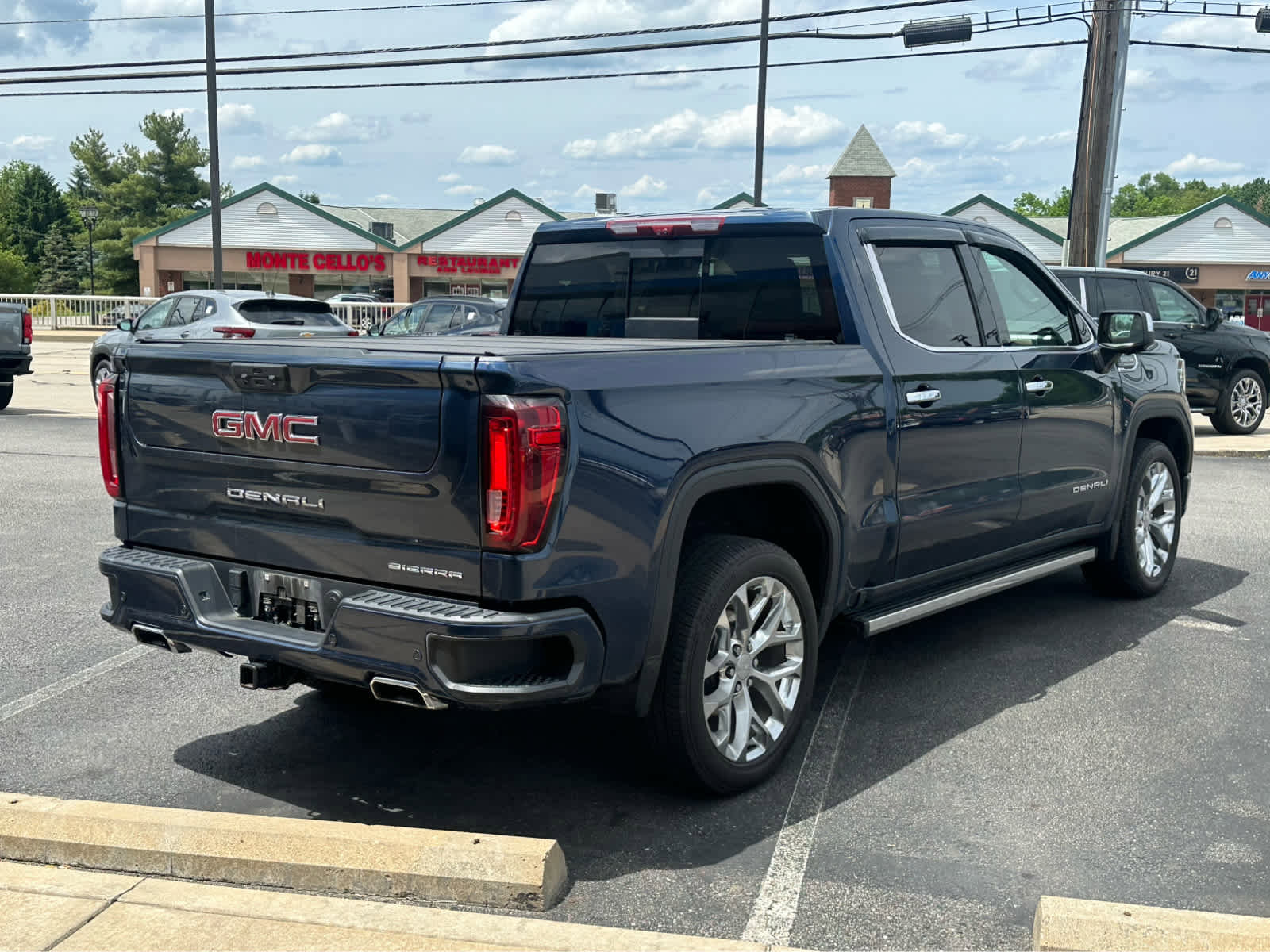 Used 2023 GMC Sierra 1500 Denali w/ Technology Package AWD/4WD image 5