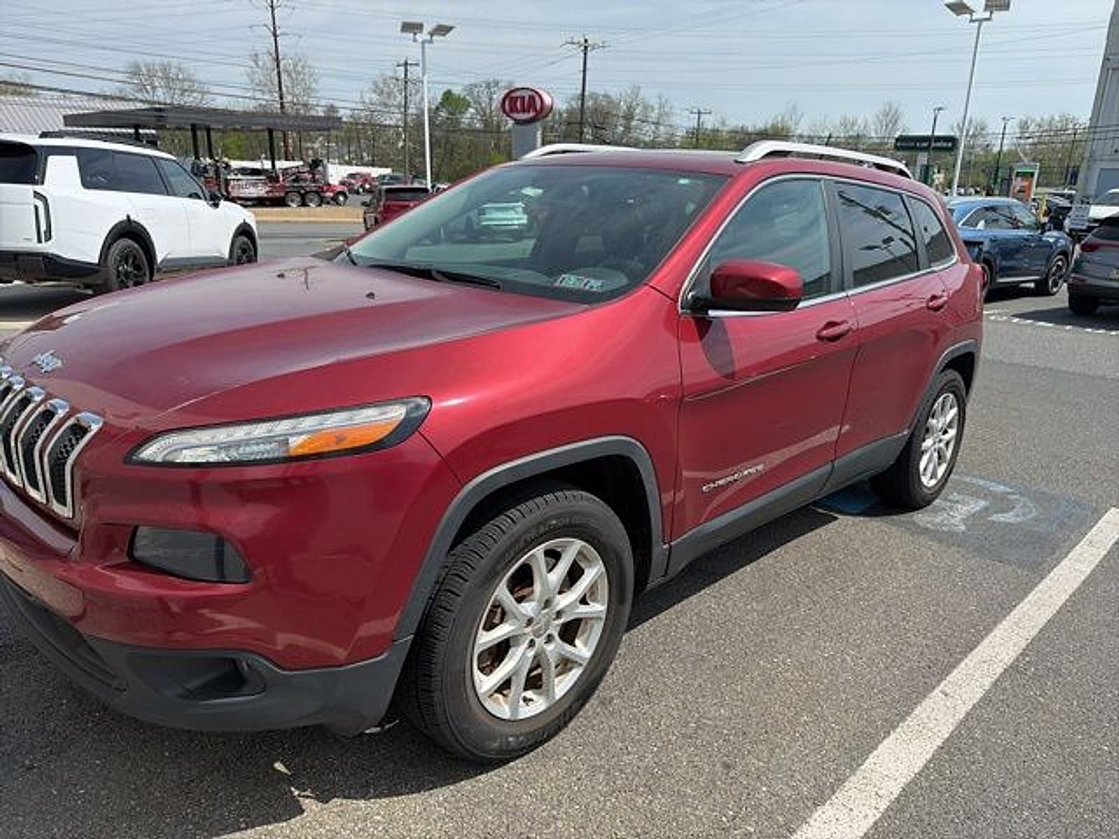 Used 2015 Jeep Cherokee Latitude w/ Comfort/Convenience Group AWD/4WD image 2