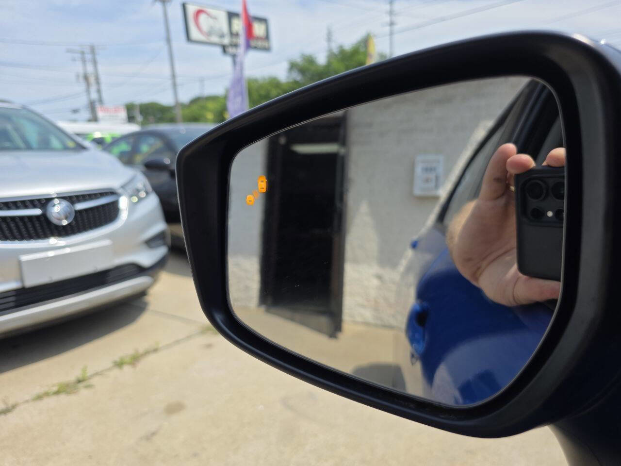 Used 2021 Nissan Versa SR w/ Convenience Package image 19