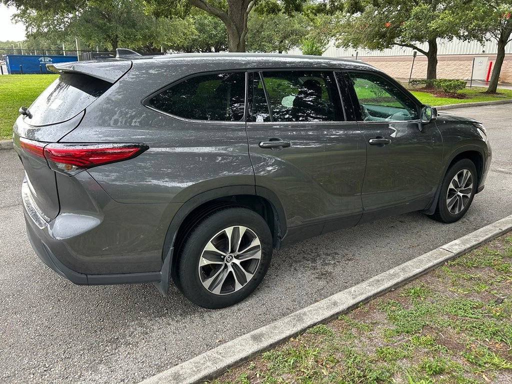 Used 2022 Toyota Highlander XLE AWD/4WD image 6