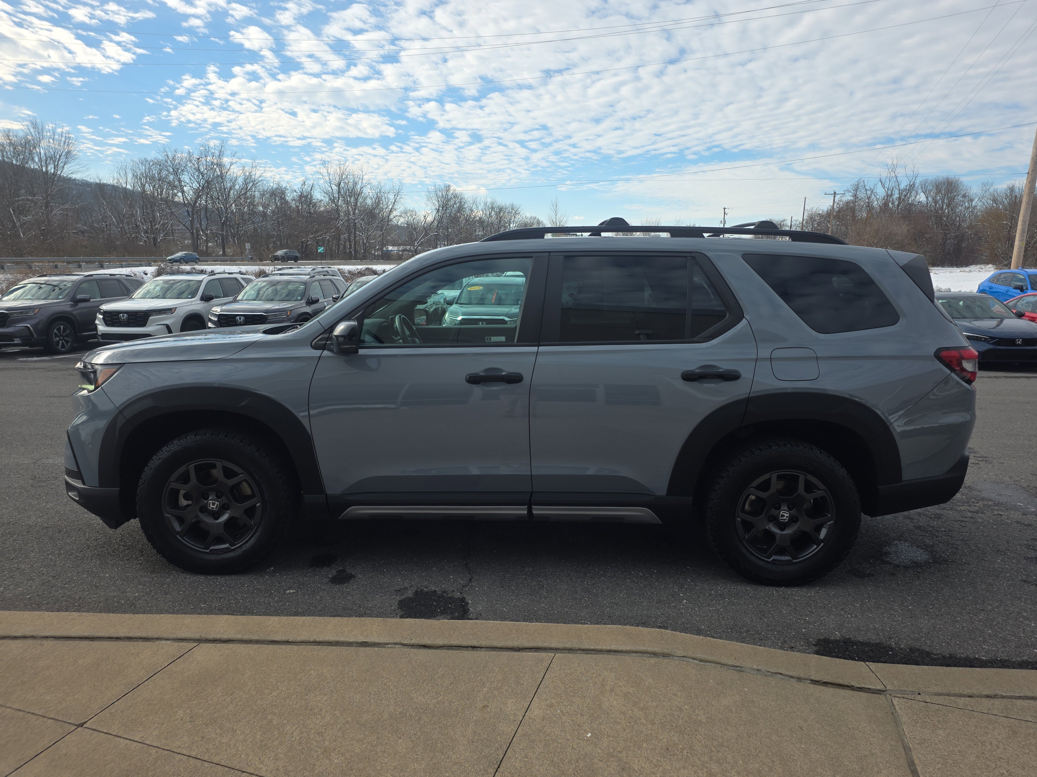 Used 2023 Honda Pilot TrailSport image 9