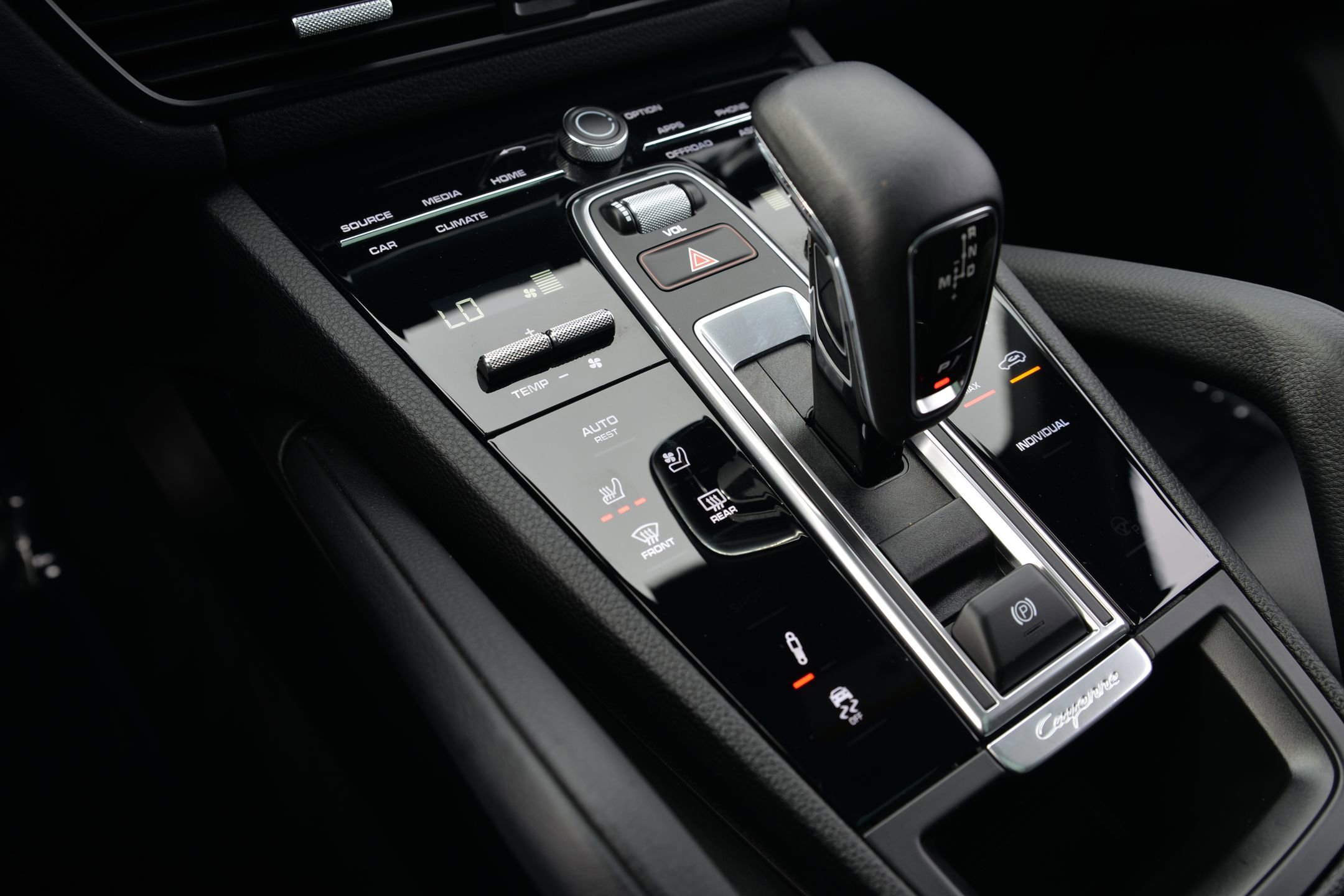 Certified 2022 Porsche Cayenne Platinum Edition image 19