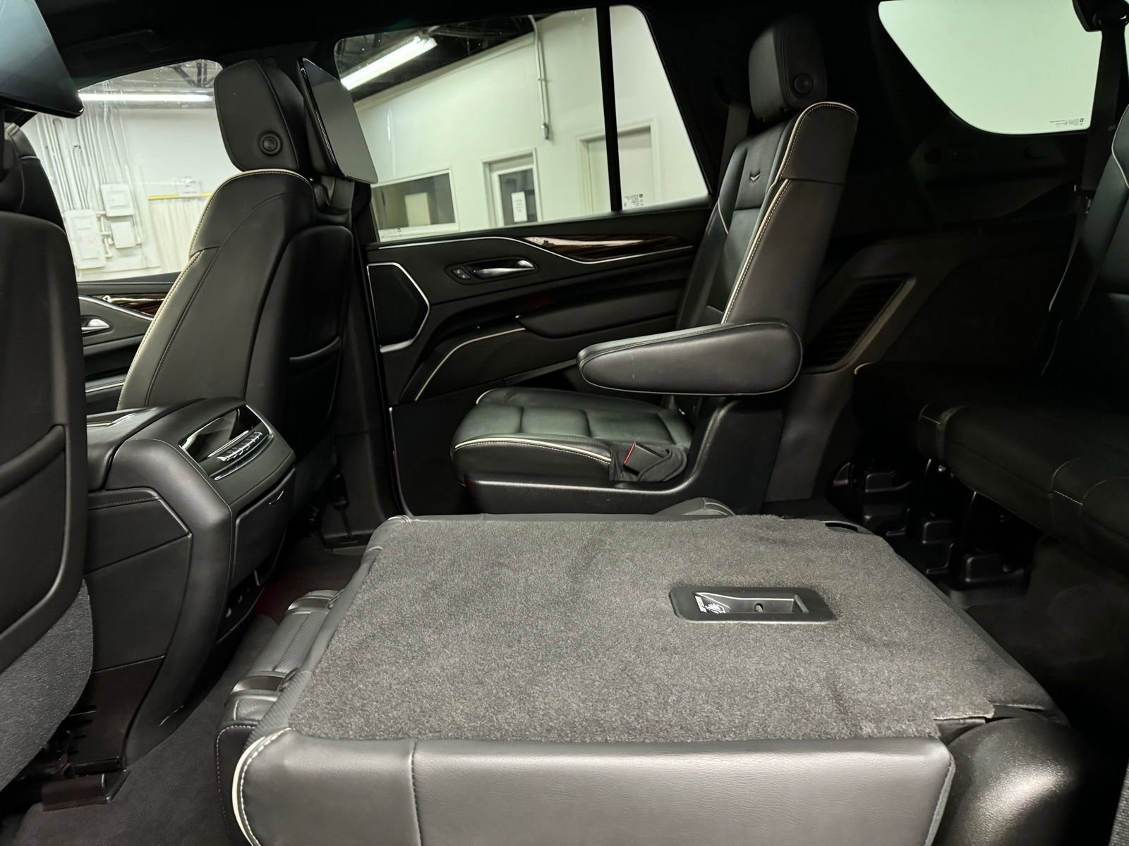 Used 2021 Cadillac Escalade Premium Luxury image 29