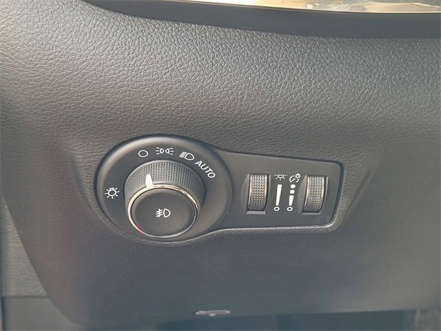 Used 2023 Jeep Compass Limited image 24