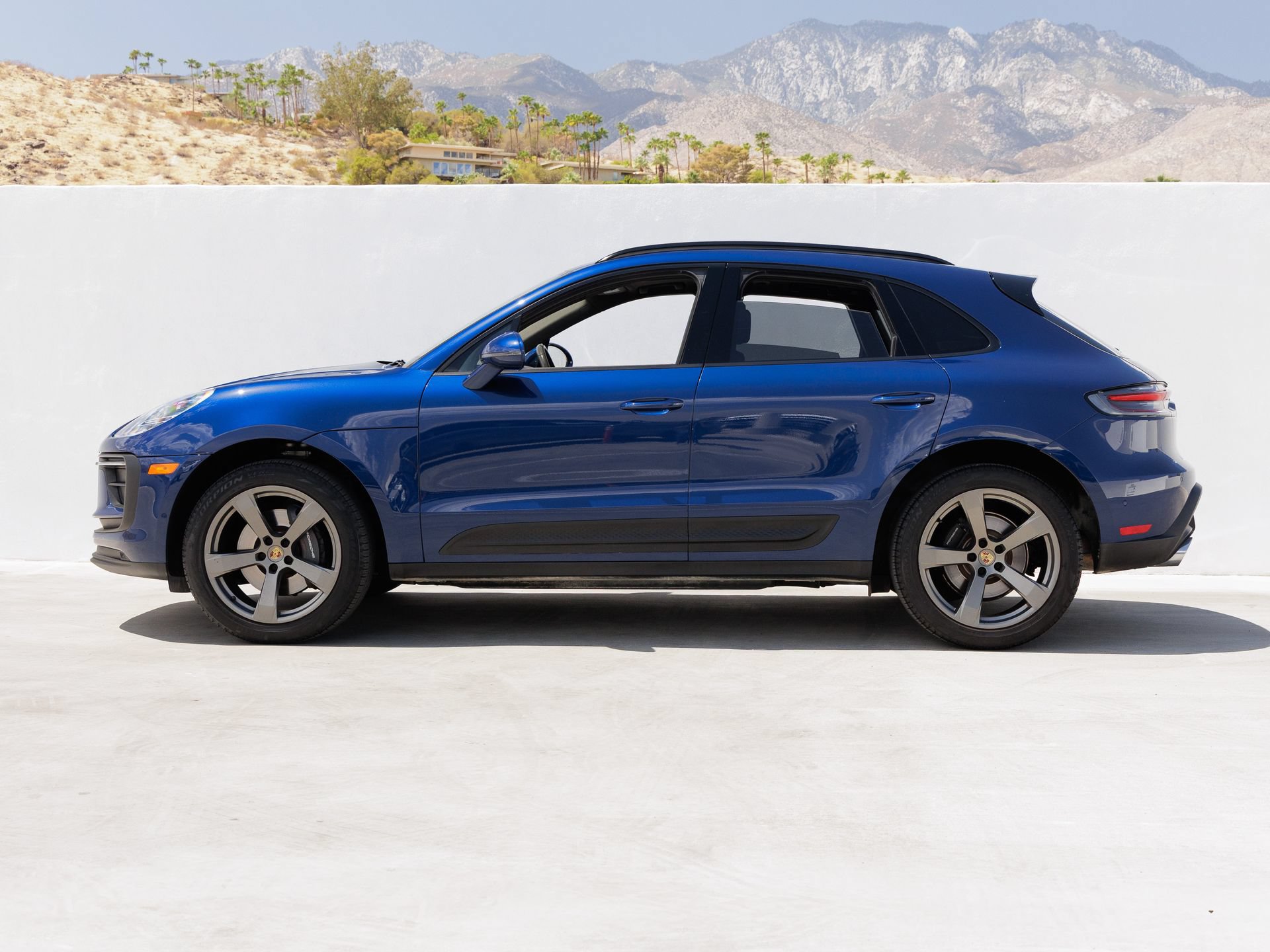 Certified 2022 Porsche Macan AWD/4WD image 2